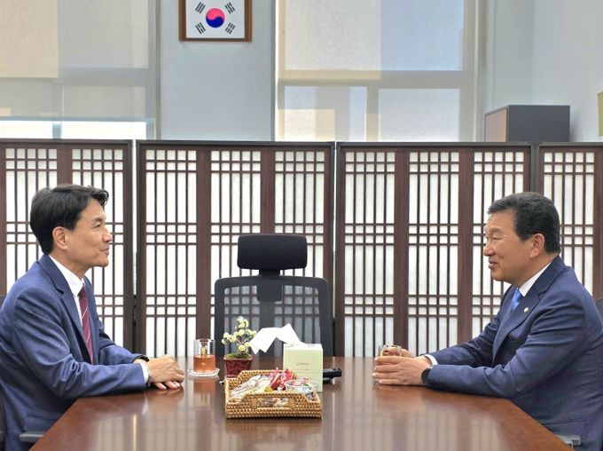 국회 찾아 신정훈 행정안전위원회 위원장 만나