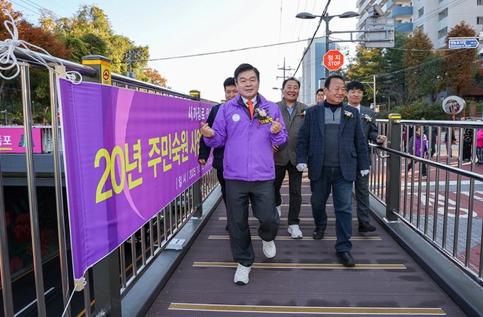 이필형 동대문구청장이 새로 조성된 사가정로 안전보행로를 걸으며 현장을 점검하고 있다