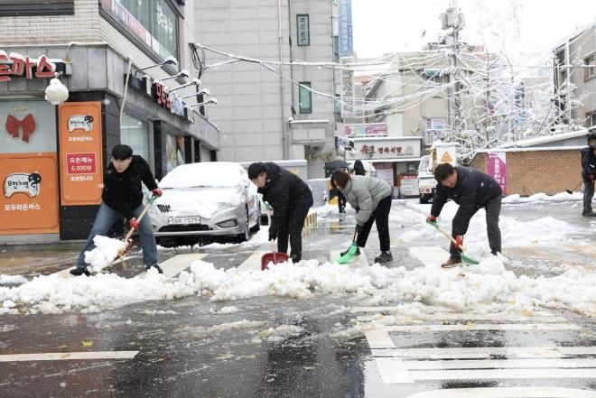 지난해 대설특보에 따라 제설 작업 중인 은평구청 직원들