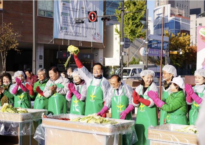 이승로 성북구청장이 김장 나누기 행사의 시작을 알리고 있다
