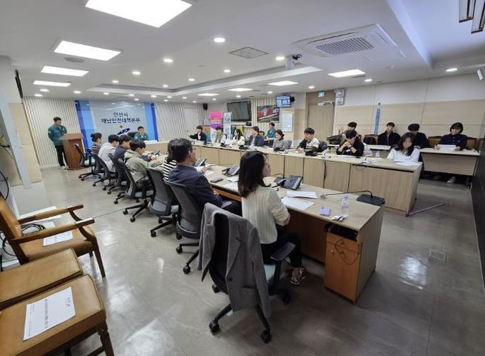 고재준 안산시 시민안전과장이 재난종합상황실에서 ‘겨울철 비상 대응 재난담당자 교육’을 진행하고 있다.