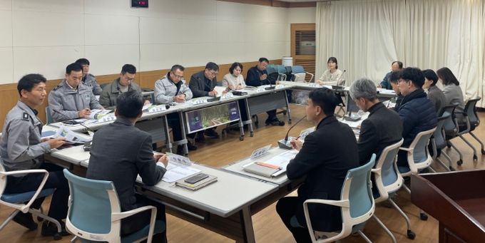강진군청 소회의실에서 자치경찰 실무협의회 정기회의를 하고 있다.