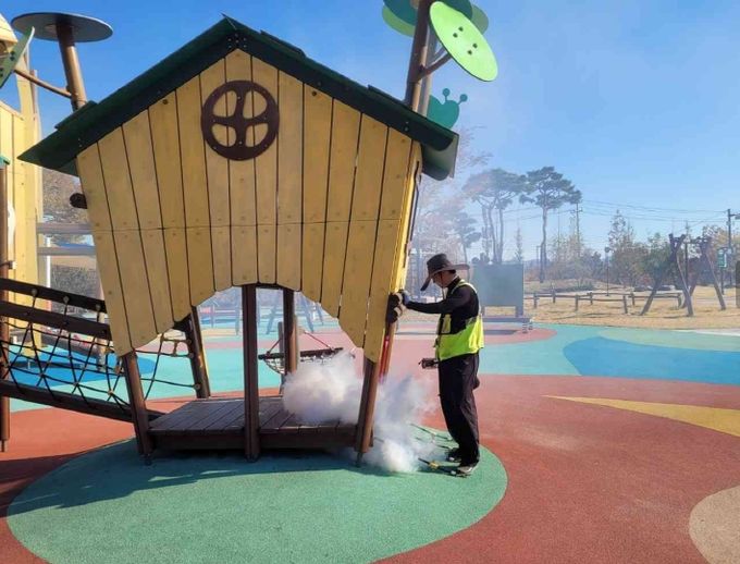 금산군 어린이 놀이시설 스팀 소독 모습