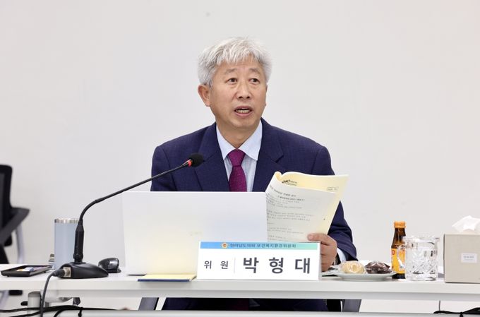 박형대 의원(진보당·장흥1)이 지난 12일 열린 전남도 환경산림국 행정사무감사에서 질의하고 있다.