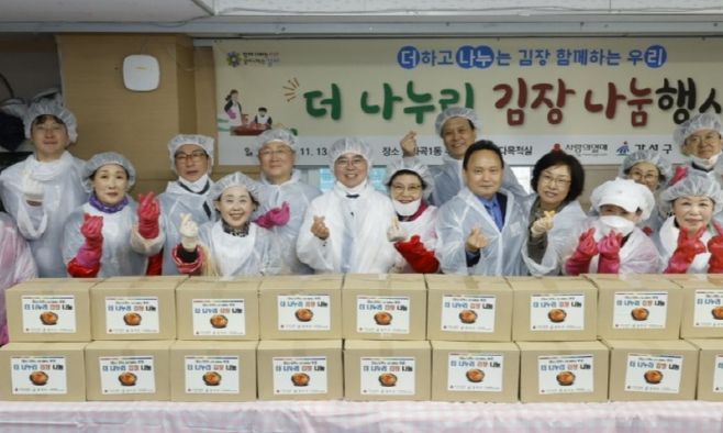 진교훈 서울 강서구청장(왼쪽 여섯 번째)이 화곡1동주민센터에서 열린 ‘김장 나눔행사’에서 봉사자들과 기념촬영을 하고 있다.