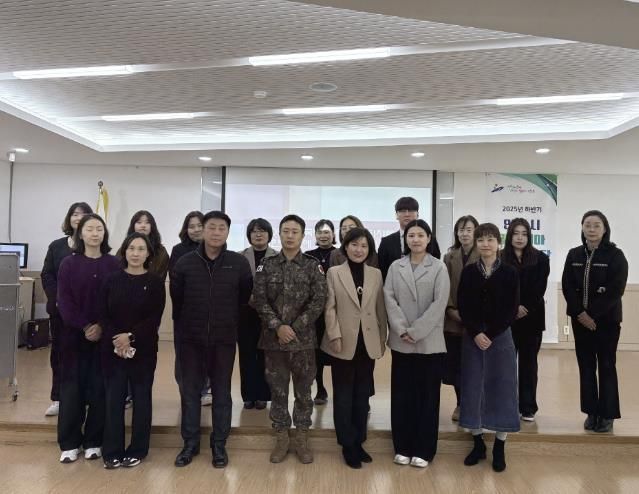 안산시 말라리아 퇴치사업단이 13일 단원보건소에서 하반기 말라리아 퇴치사업단 회의를 진행하고 함께 기념촬영을 하고 있다.