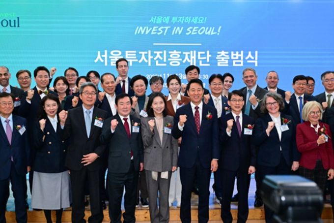 구미경 의원이(두번째줄, 오른쪽에서 다섯 번째 갈색 정장) 행사에 참석하여 기념사진을 촬영하고 있다.