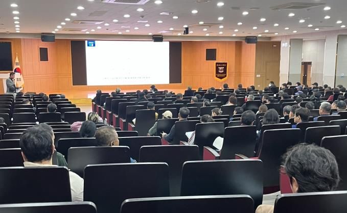 나주시는 지난 13일 동신대학교 중앙도서관 1층 동강홀에서 농촌 인력 부족 문제 해결과 안정적인 영농 활동 지원을 위해 ‘2026년 외국인 계절근로자 고용 농가 교육’을 실시했다.