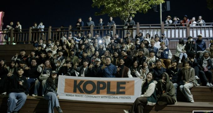 화순 꽃강길 음악분수를 감상하는 코플 관광객