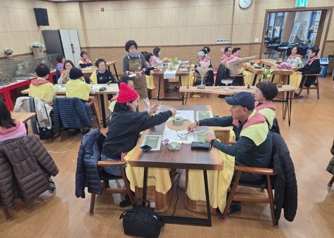 노인맞춤돌봄 종사자 대상 힐링 프로그램 운영