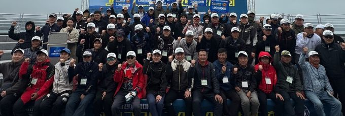 강진 피싱마스터스대회 참가자들이 대회가 끝난 뒤 한 자리에 모여 파이팅을 외치고 있다.