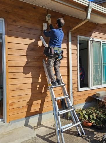 희망복지서비스로 주민 가구에서 전기안전점검을 하고 있는 모습