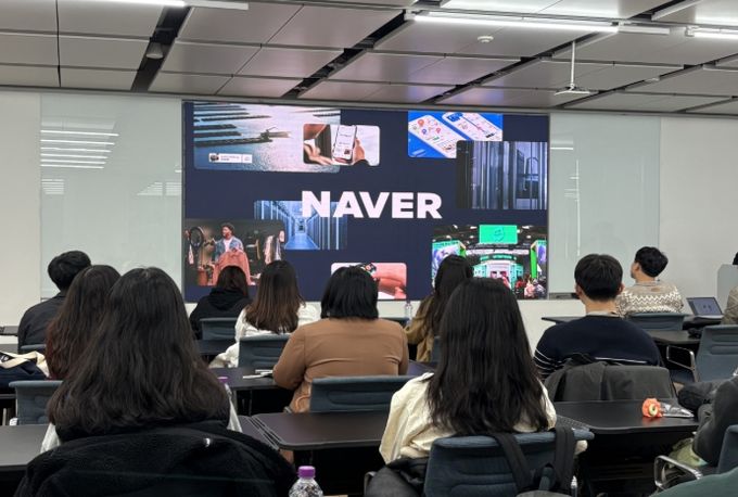 인사혁신처 직원들이 18일 네이버 본사를 방문해 인공지능 활용 현황 등에 대한 설명을 듣고 있다.