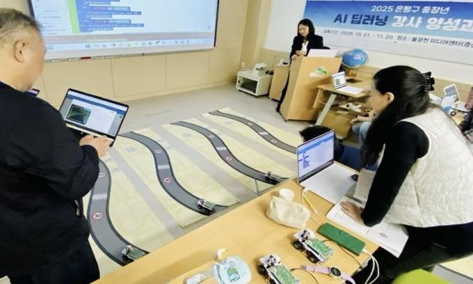 은평구 중장년 ‘AI 딥러닝 강사 양성과정’ 교육생들이 자율주행 자동차 딥코봇을 활용해 실습 중인 모습