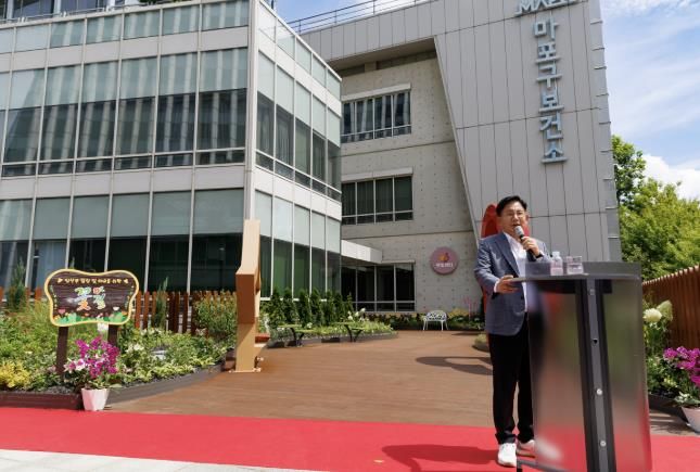 마포구 보건소 앞에서 일상 속 건강관리의 중요성을 강조하는 박강수 마포구청장