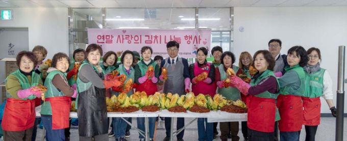 신탄진동 새마을부녀회 회원들이 20일 지역 취약계층을 위한 김장 김치를 담근 후 기념 촬영을 하고 있다