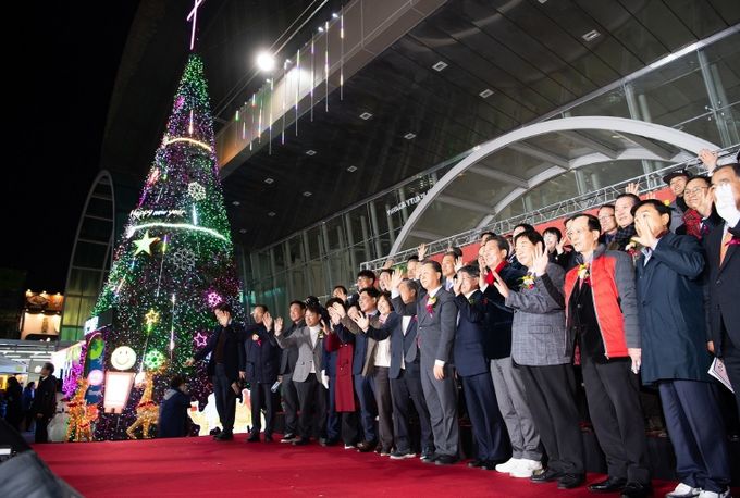 구미역 광장, 성탄트리 밝혀…시민과 함께 따뜻한 겨울 연다(성탄트리, 단체사진)