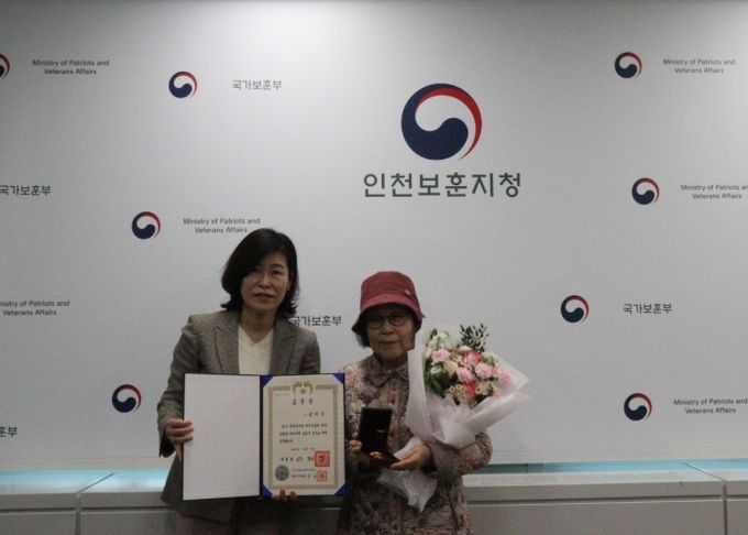인천보훈지청, 독립유공자 2명 후손에 대통령표창 전수