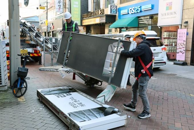 대구 중구, 폐업 간판 52개 무상 철거… 안전사고 예방·도시미관 개선 효과
