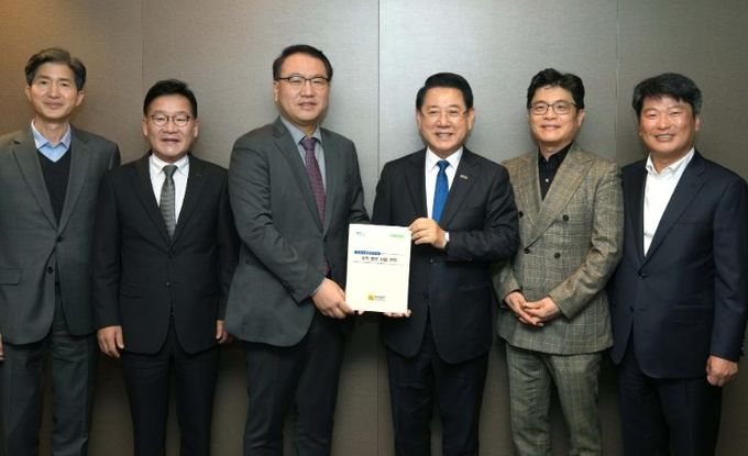 김영록 전라남도지사가 25일 서울 여의도에서 유병서 기획재정부 예산실장과 간담회를 갖고 2026년 국회 증액 핵심사업이 차질없이 반영되도록 지원을 요청한 뒤 전남의 주요 현안사업 건의 내용을 전달하고 있다.