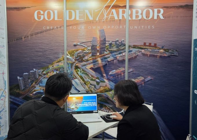 인천항만공사 홍보부스에서 참관객들을 대상으로 골든하버 복합지원용지를 홍보하고 있다 / 사진제공 = 인천항만공사