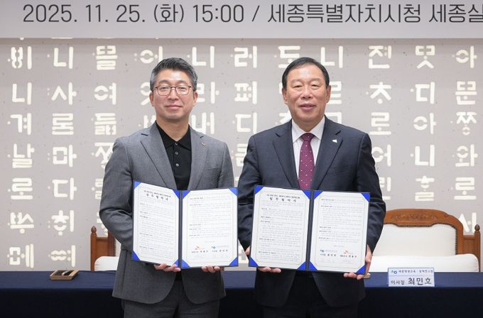 왼쪽부터 박용우 SK바이오텍 대표이사, 최민호 시장