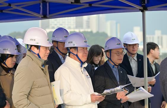 정기명 여수시장이 지난 25일 2026여수세계섬박람회 주행사장인 돌산 진모지구에서 섬박람회 주행사장 조성현황과 육상 교통대책을 꼼꼼히 점검하고 있다.