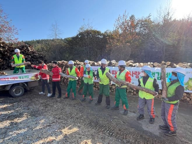 보성군, 겨울철 취약계층 42가구에 ‘사랑의 땔감’ 42톤 지원_보성군은 독거 어르신·기초생활수급자 등 난방 취약계층 42가구에 화목용 땔감 42톤을 무상 공급할 예정이다