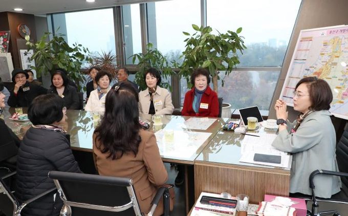 박희영 서울 용산구청장(오른쪽)이 동별 자원봉사캠프장들과 차담회를 갖고 지역의 자원봉사 활성화 방안을 논의하고 있다.