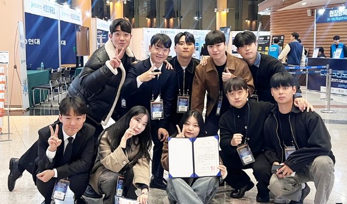 경상국립대학교(GNU) 해양과학대학 조선해양공학과 재학생 설계팀이 11월 13일 창원컨벤션센터에서 개최된 2025 대한조선학회 추계 학술대회 ‘제34회 학생 선박설계콘테스트’ 자유 과제 부문에서 대한조선학회장상을 수상했다. 조선해양공학과 수상팀 팀원.