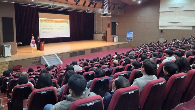 25일 전라남도교육청창의융합교육원에서 ‘2025 학생 도박 예방강화 연수’가 진행되고 있다.