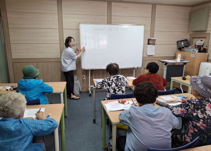 언어학습기 활용 충남형 성인 문해교육 수업 모습 (사진제공: 금강종합사회복지관)