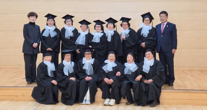 2025학년도 고성군 늘배움학교 졸업생 기념사진 촬영