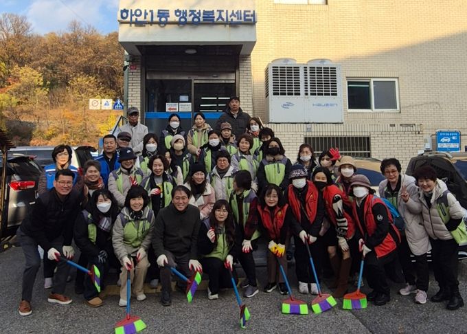 광명시 하안1동 행정복지센터는 지난 27일 안전하고 쾌적한 마을 환경 조성을 위해 ‘가을철 낙엽 대청소’를 실시했다.