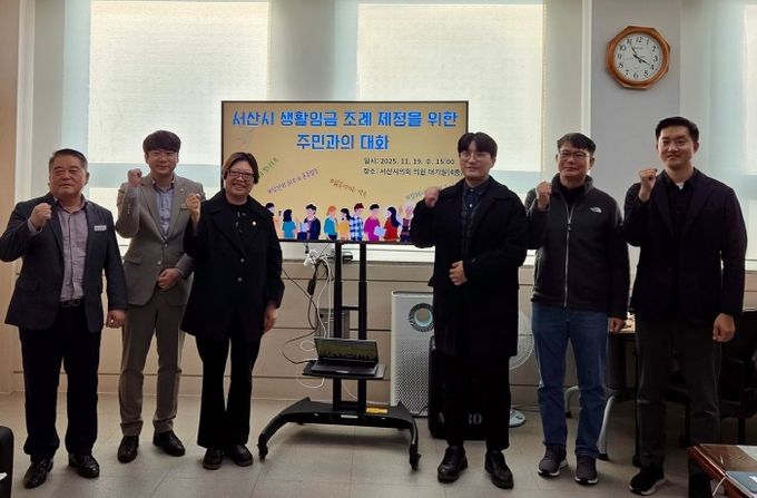 생활임금 제정 논의를 마친 뒤 가선숙 의원과 참석자들이 기념 촬영을 하고 있다.