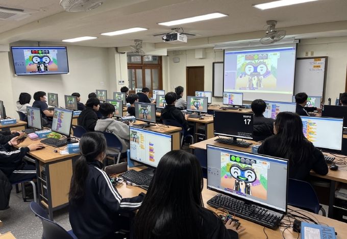 손수 제작(DIY) 게임 제작 수업 모습