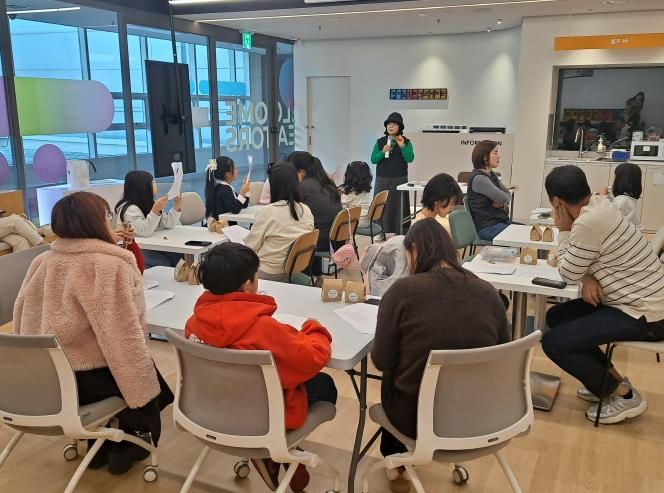 정령 작가가 참여자들에게 작품에 관해 설명하고 있다.