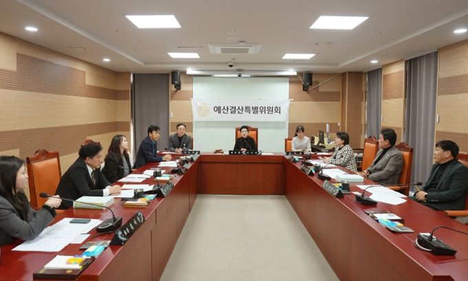 아산시의회 예산결산특별위원회(위원장 이기애)가 제3회 추경예산안 및 제7차 기금운용계획 변경안을 제2차 예결위를 통하여 심사하고 있다.