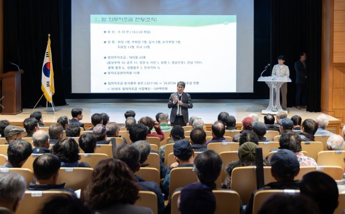 청양문화예술회관 소공연장에서 열린 밤 재배자 기술교육 및 자조금 설명회에서 김돈곤 군수가 인사말을 하고 있다.