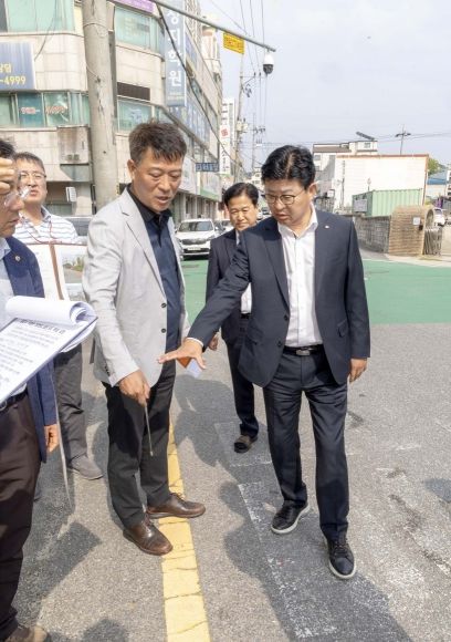 최충규 대덕구청장(사진 오른쪽)이 2024년 5월 22일 신탄중앙중학교 통할로 확장 및 건의 민원 관련 현장을 점검하고 있다.