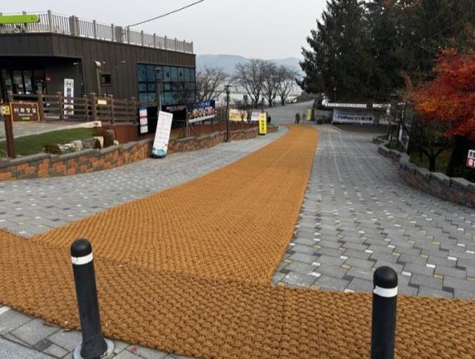 예당관광지 일원 보행매트(야자매트) 설치 사진