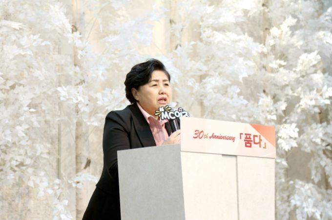 민간어린이집연합회 창립 30주년 기념행사에서 축사 중인 김영옥 위원장