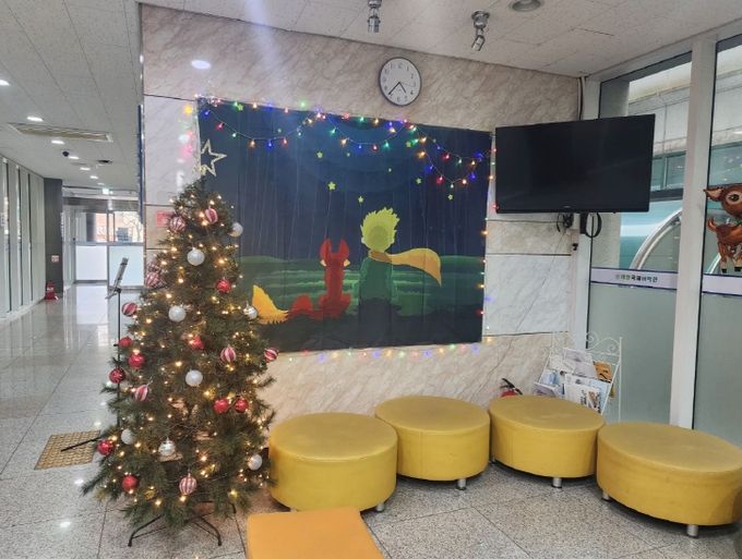 크리스마스 장식으로 학습환경 개선