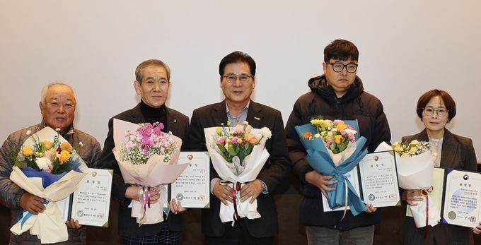 엄다면 주장평 씨(오른쪽 두번째)가 표창을 받는 사진