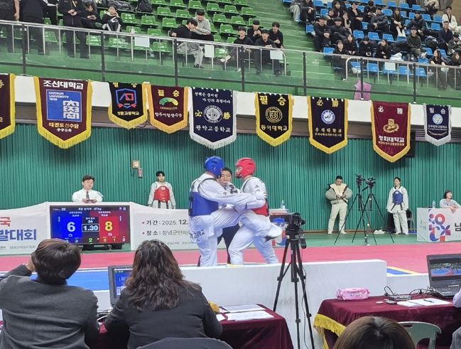 1. 창녕군에서 펼쳐진 전국남여우수선수선발권대회에서 참가자들이 열띤 경기를 펼치고 있다.