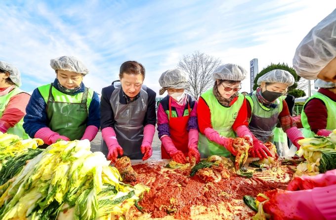 함안군장애인재활센터 “사랑의 김장김치 보내기”로 따뜻한 나눔