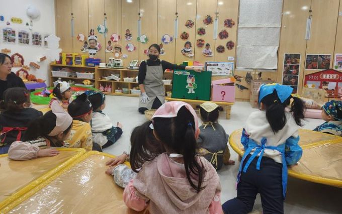 SK행복어린이집 영유아들이 2일 식재료 탐색 활동을 하고있다.