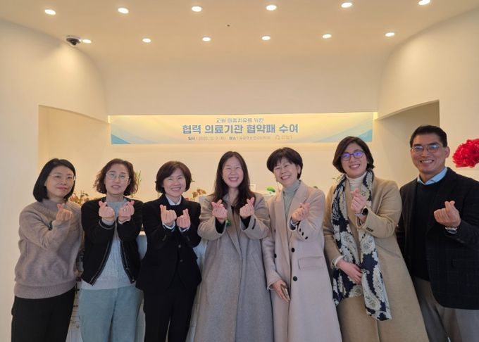 2025년 12월 9일에 학교지원본부, 동행정신건강의학과 관계자들이 함께한 협약패 수여 행사 모습