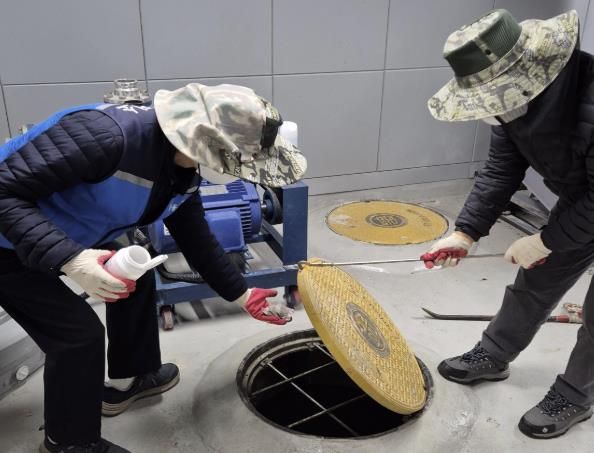 월동모기 방제를 위해 유충 구제제를 투입하고 있는 모습