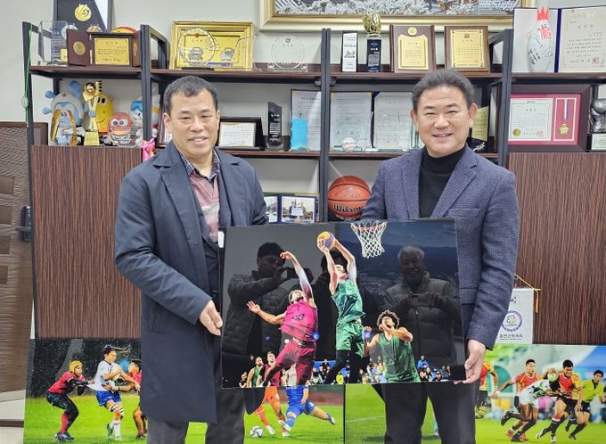 한국사진작가협회 인제군 지부장 김장헌 작가, 홍천군체육회에 스포츠 사진 6점 기증